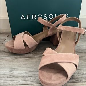 Never Worn with box and tags AEROSOLES heel in blush, size 9.5